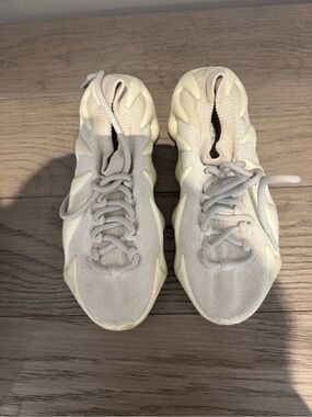 Yeezy Sneakers in Cream/Beige